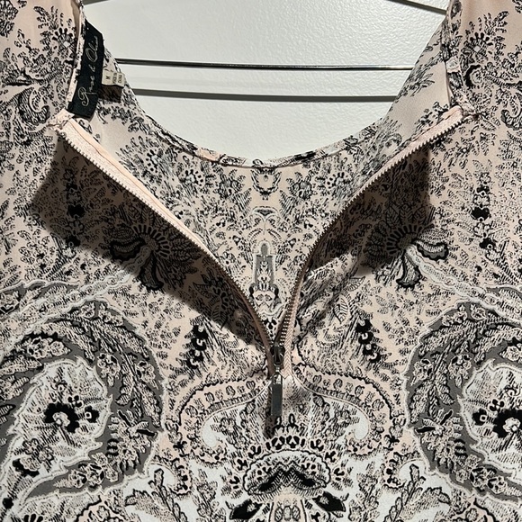 Rose & Olive. Paisley shirt. 3/4 sleeves. Size medium. - Picture 5 of 6